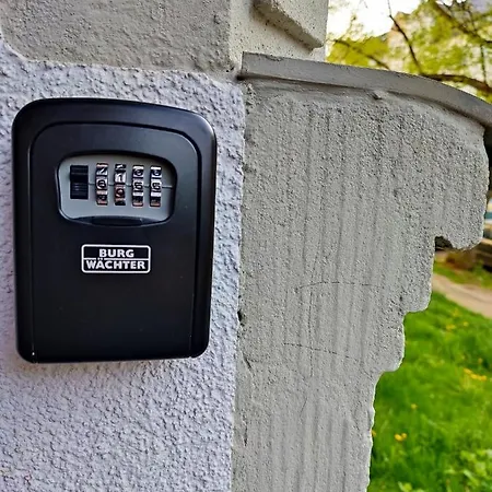 Saxonia Homedeluxe - Neue Hochwertige 50qm2 2-zimmer-ferienwohnung Mit Privaten Kfz Parkplatz Stellplatz Mit Mwst-rechnung Mit Xxl Hülsta Bett&etagenbett Mit Internetflatrate - Ideal Für Familien, Paare, Kulturinteressierte&geschäftsreis Apartment Chemnitz