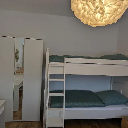 Saxonia Homedeluxe Hochwertige 50qm 2-zimmer-ferienwohnung Mit Privaten Kfz Parkplatz Stellplatz Mit Mwst-rechnung Mit Xxl Huelsta Bett & Etagenbett Mit Internetflatrate - Ideal Fuer Familien, Paare, Kulturinteressierte & Geschaeftsreisende! Lejlighed
