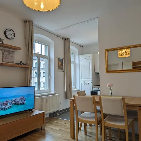 Apartment Saxonia Homedeluxe - Neue Hochwertige 50qm2 2-zimmer-ferienwohnung Mit Privaten Kfz Parkplatz Stellplatz Mit Mwst-rechnung Mit Xxl Hülsta Bett&etagenbett Mit Internetflatrate - Ideal Für Familien, Paare, Kulturinteressierte&geschäftsreis Chemnitz