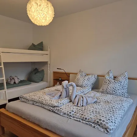 Saxonia Homedeluxe Hochwertige 50qm 2-zimmer-ferienwohnung Mit Privaten Kfz Parkplatz Stellplatz Mit Mwst-rechnung Mit Xxl Huelsta Bett & Etagenbett Mit Internetflatrate - Ideal Fuer Familien, Paare, Kulturinteressierte & Geschaeftsreisende! Lejlighed Chemnitz